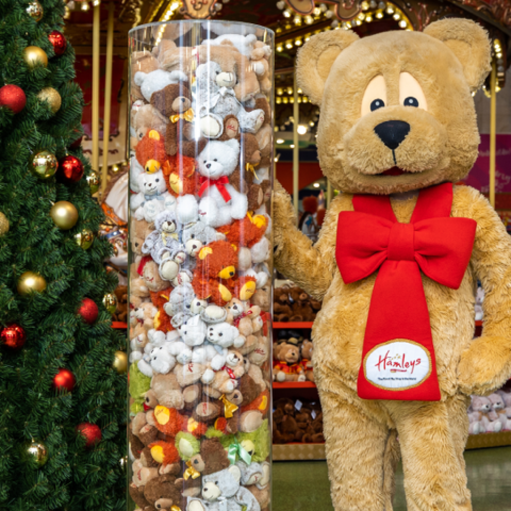 Mikulášská nadílka, adventní soutěže, vánoční skřítci a mnoho dalšího v zážitkovém hračkářství Hamleys!